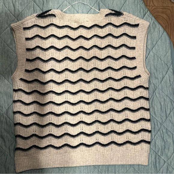 Women’s Broadway 38 XL vest cream color with lines - Picture 6 of 8